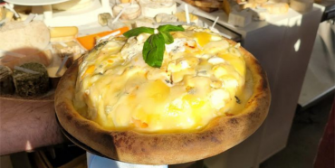 Новий світовий рекорд: у Франції приготували піцу з 834 видів сиру